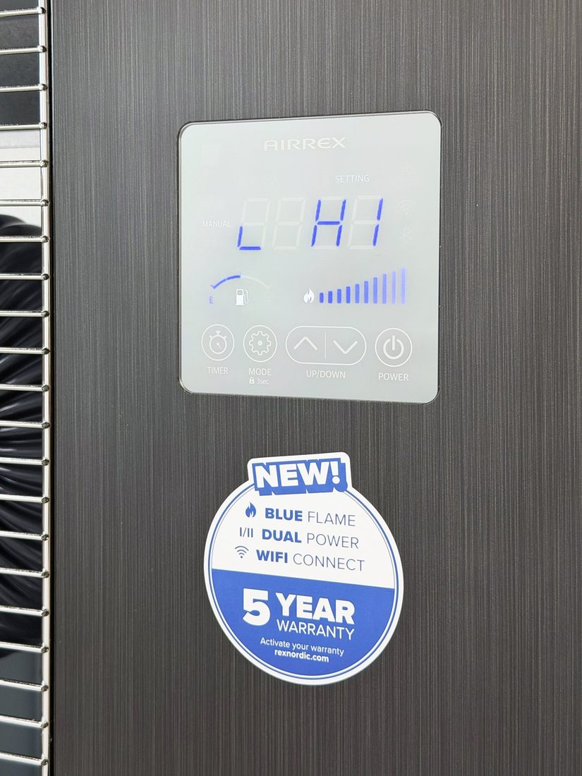 Bedienfeld einer AIRREX Infrarotheizung mit Temperaturanzeige und Thermostat, der zwischen voller Leistung und Haltestufe umschaltet.