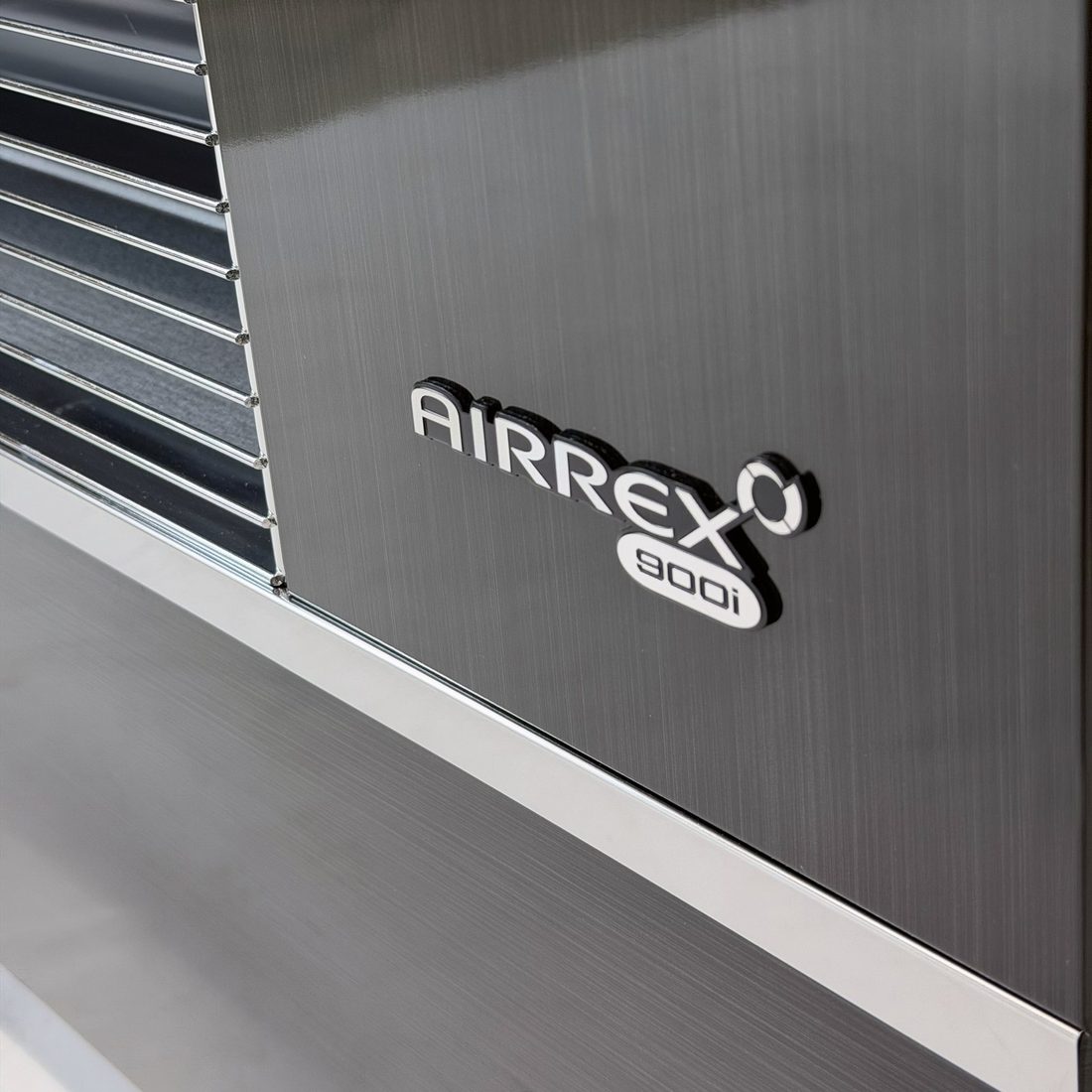 Typenschild AIRREX 900i auf dem Gehäuse der Diesel-Infrarotheizung von Rex Nordic.