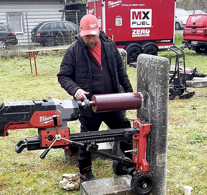 Akku-Kernbohrgerät MX FUEL an einem Betonpfeiler bei einer Vorführung