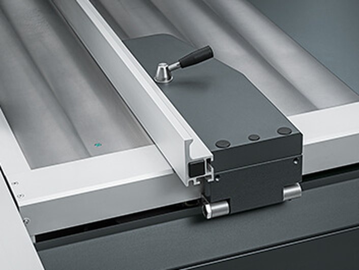 Parallelanschlag der Altendorf F 45 auf dem Maschinentisch