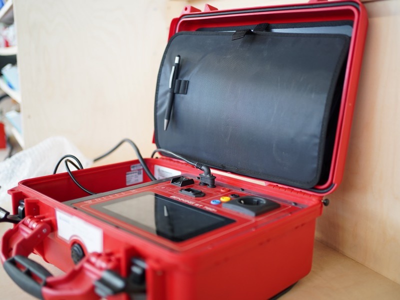 Gerätetester im Transportkoffer für die Prüfung ortsveränderlicher elektrischer Betriebsmittel