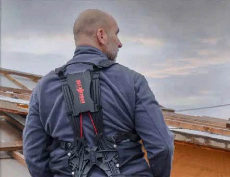 Mafell BionicBack BB-1 Exoskelett im Einsatz auf dem Dach – Rückenentlastung für Dachdecker und Zimmerer