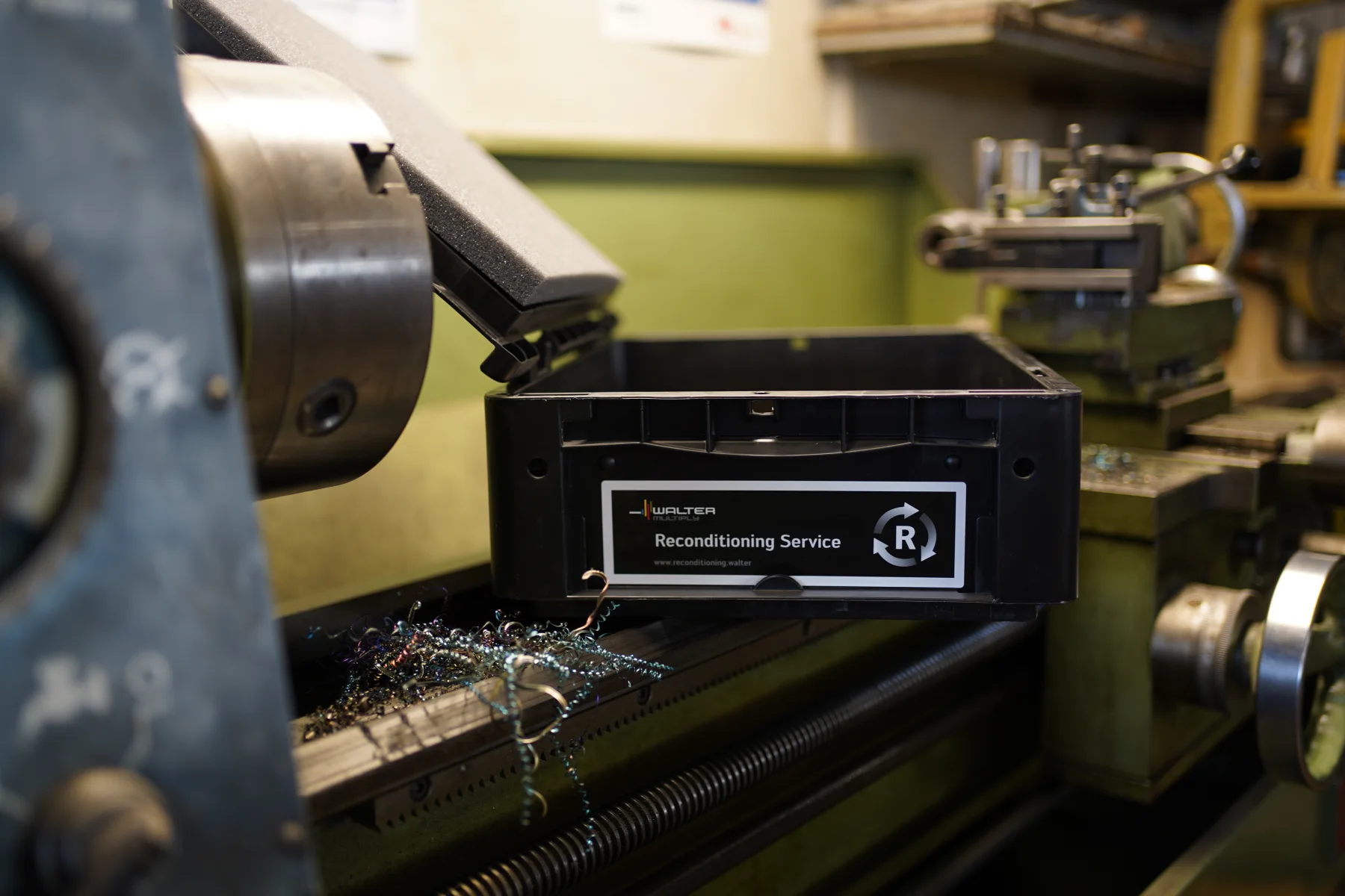 Werkzeug-Sammelbox mit Walter Reconditioning-Kennzeichnung an der Drehmaschine bei Pöppel in Memmingen