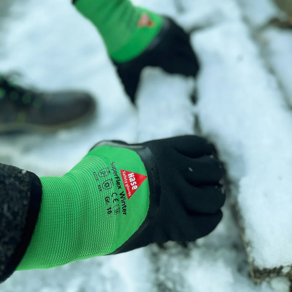 Grüne HASE Kältehandschuhe SuperFlex Winter bei der Arbeit im Schnee