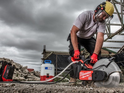 Kernbohrung und MX FUEL Trennschleifer an Betonteilen
